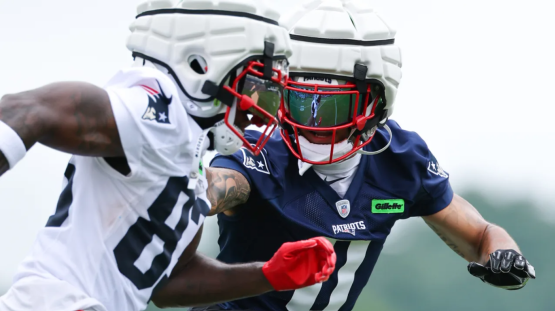 A Patriots cornerback Christian Gonzalez (0) fedezi a tight end Mitchell Wilcoxot (87) az edzőtáborban