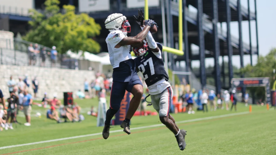 A Patriots DB Marcellas Dial Jr. fedezi Ja'Lynn Polk WR-t, amint touchdownt szerez az edzőtábor 10. napján.